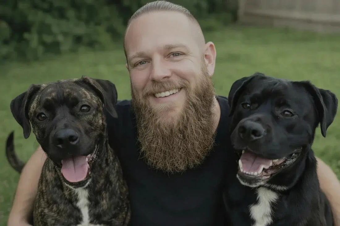„Tierbetreuer mit zwei Hunden im Freien – persönliche und vertrauensvolle Tierbetreuung in Oberösterreich“