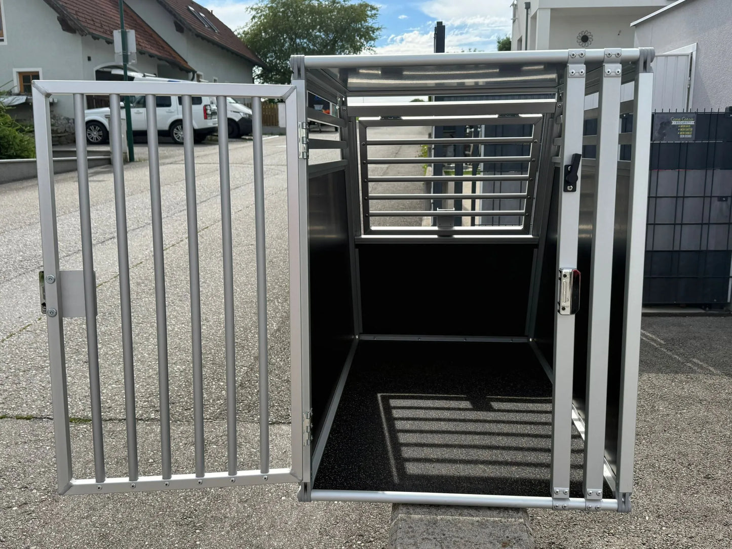 Gebrauchte Hundetransportbox von Schmidt Fahrzeugbau – Sehr guter Zustand