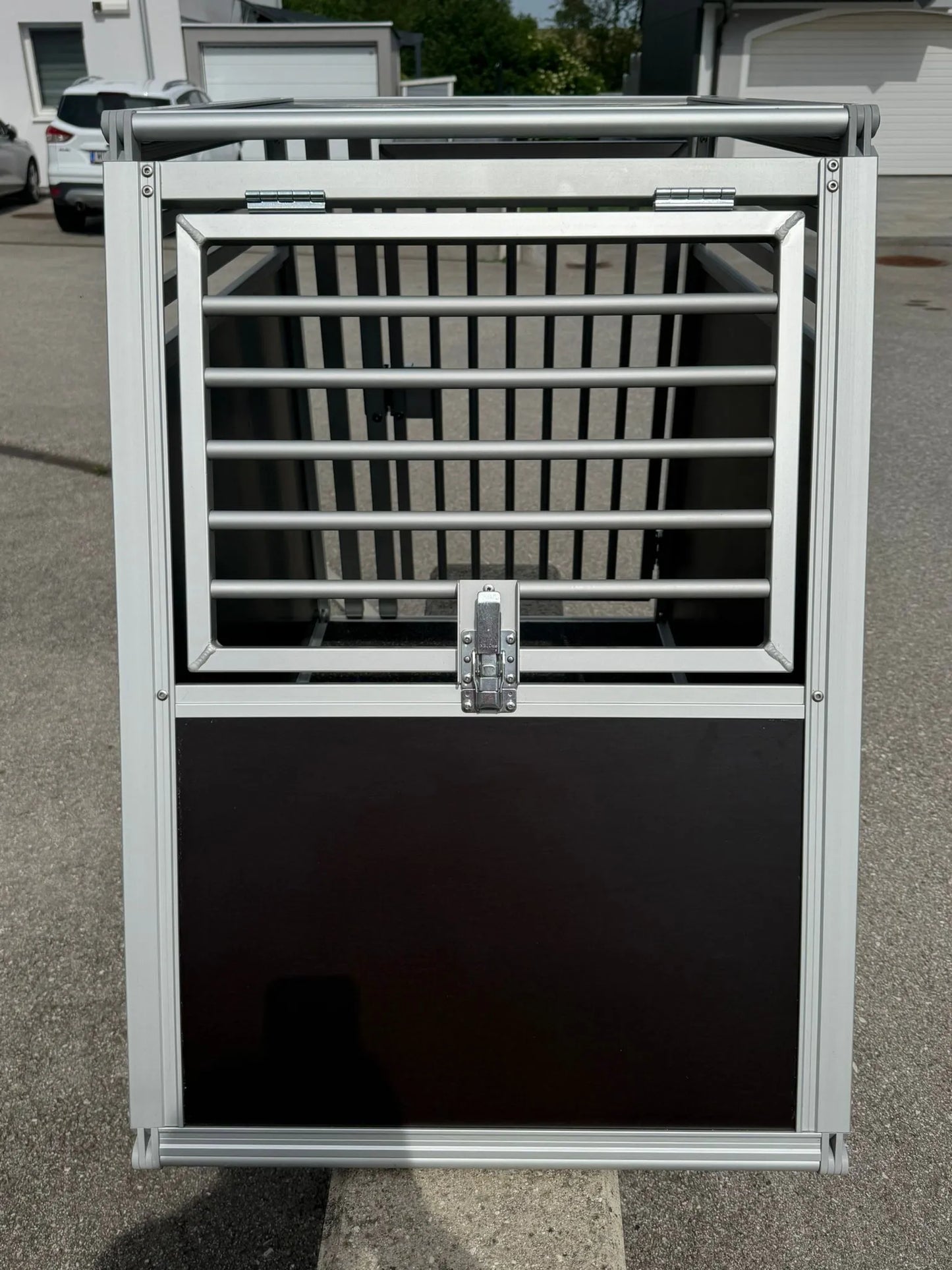 Gebrauchte Hundetransportbox von Schmidt Fahrzeugbau – Sehr guter Zustand